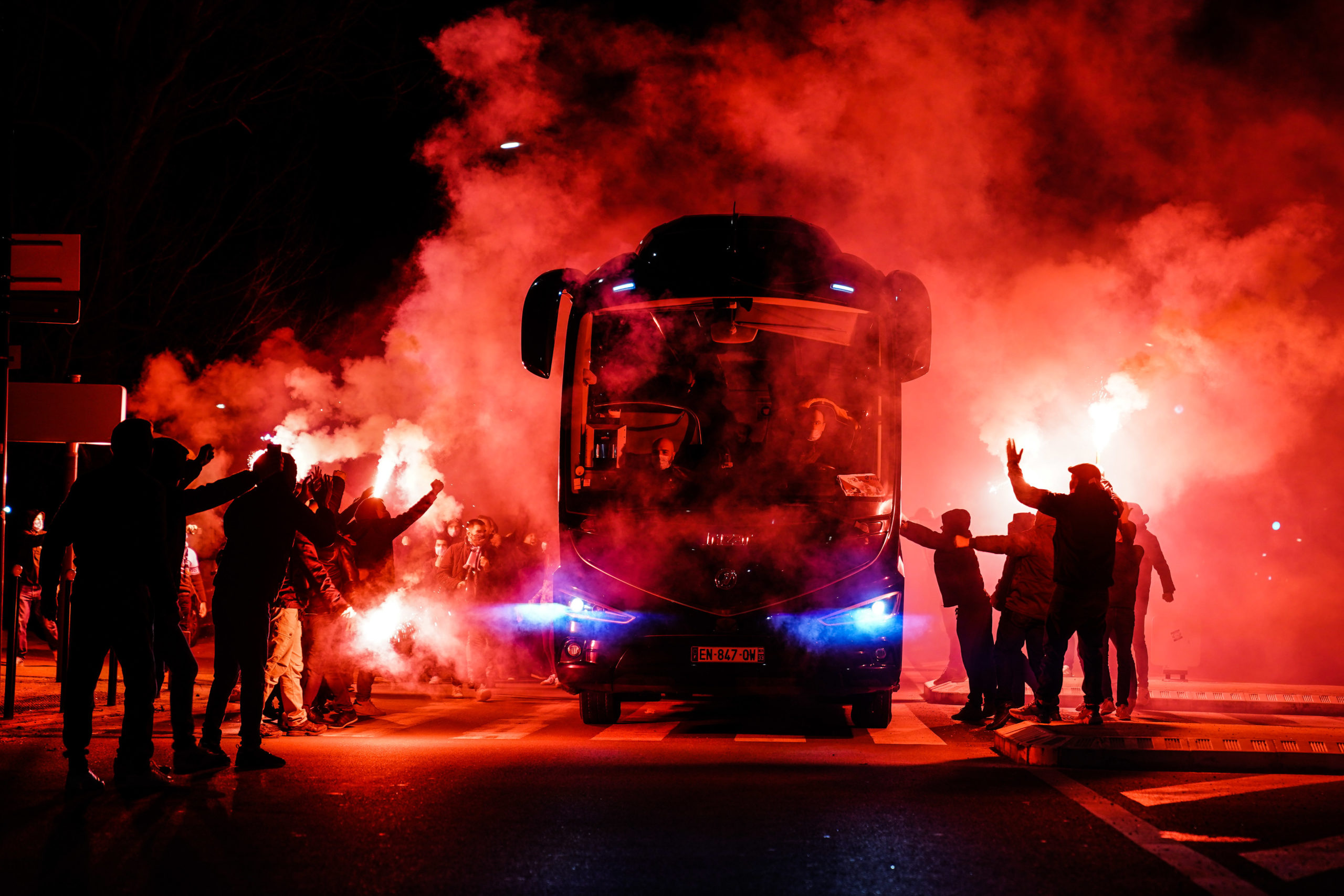 Smoke and chants for the arrival of the Girondins bus at the stadium (videos)